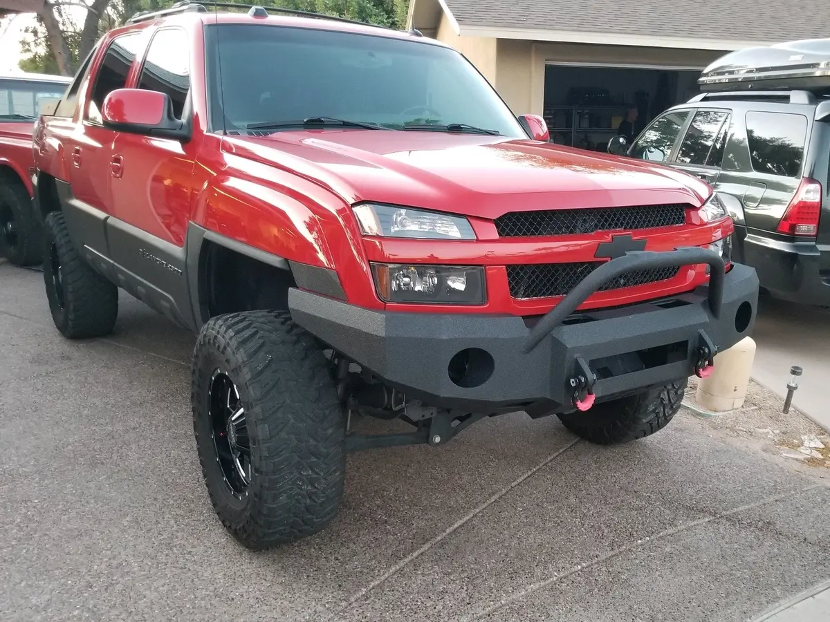 2002-2006 Chevrolet Avalanche 2500 Front Bumper (Cladded Version Only) 1