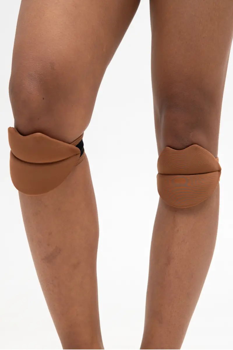Queen Wear Slides Lips Kneepads 2.0 - Mocha 1