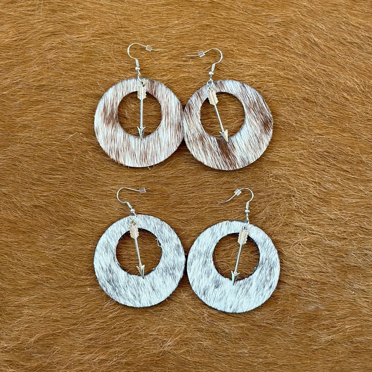 Round Hair-On-Hide Earrings With Arrow - Western Jewelry 1