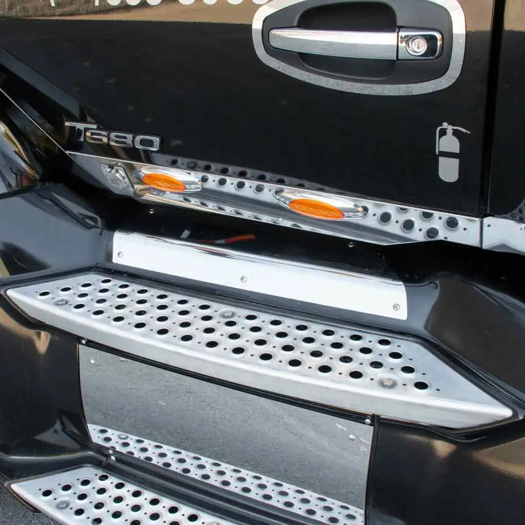 Tk-1672 Kenworth T680 Front Upper Step Kick Plate 1