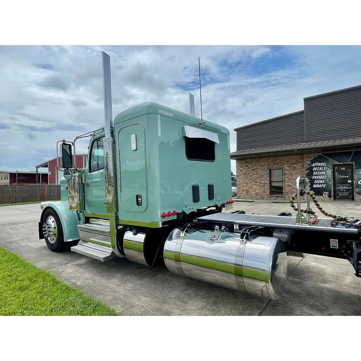 Peterbilt Rear Window 1 Piece (8"X 6") Reverse Bowtie Visor #Nu-10621 2