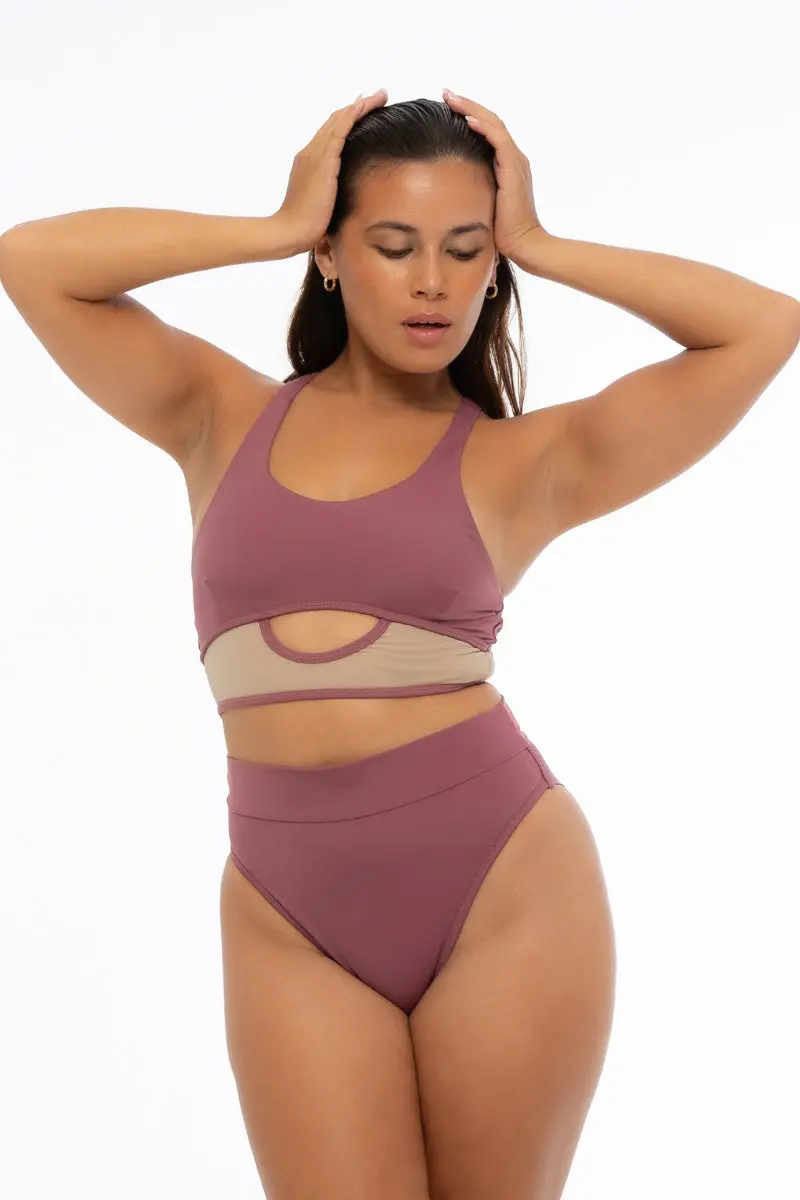 Nona Perkasa Amara Bottoms - Wine 1